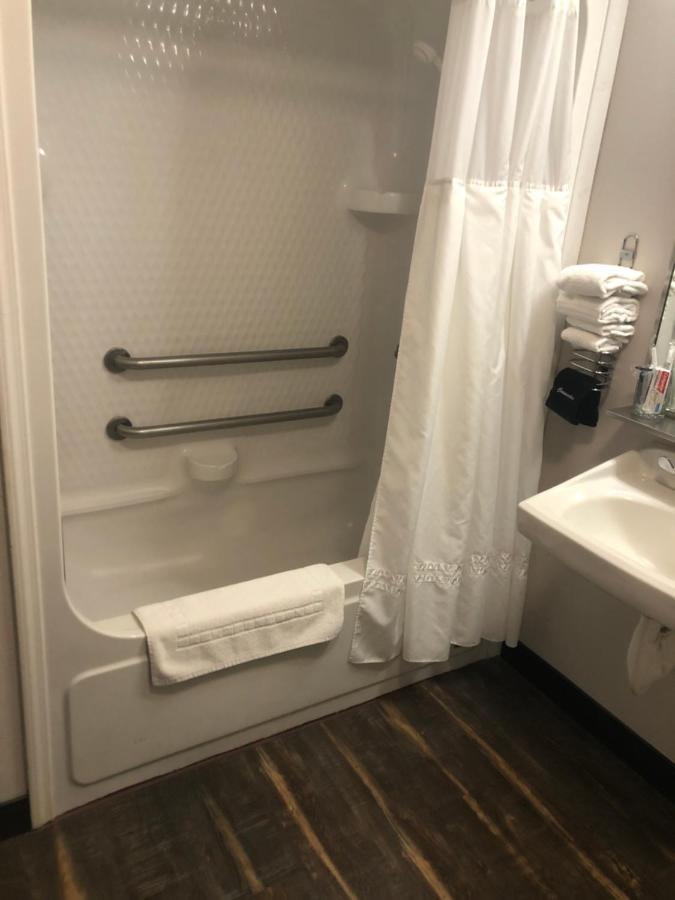 Ten Pin Inn & Suites Моузъс Лейк Екстериор снимка