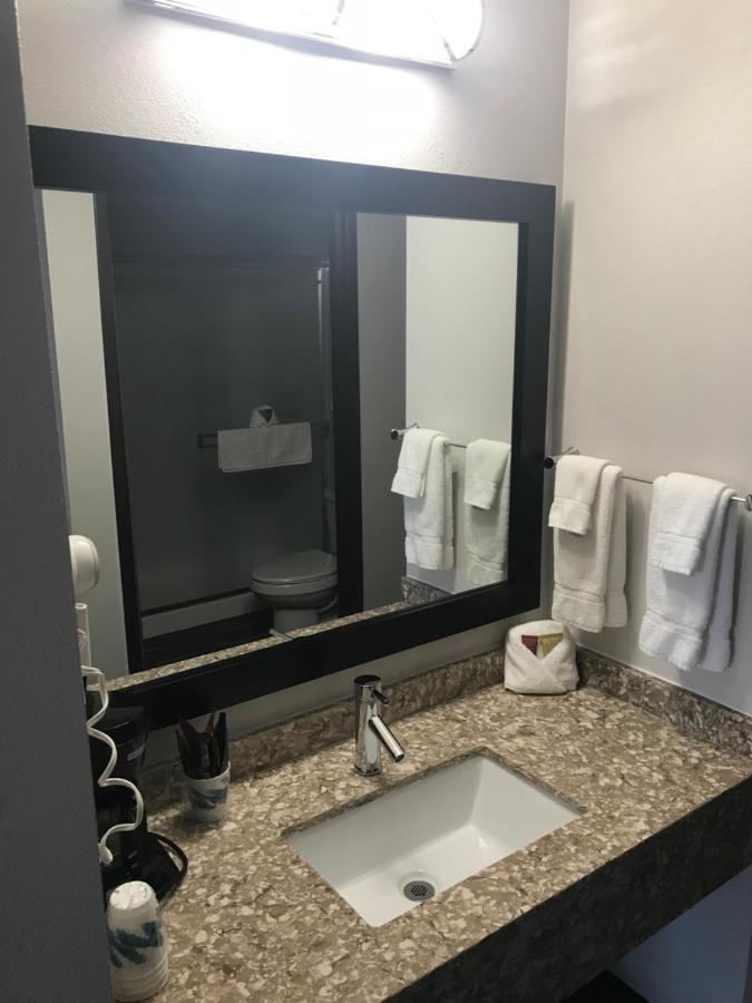 Ten Pin Inn & Suites Моузъс Лейк Екстериор снимка