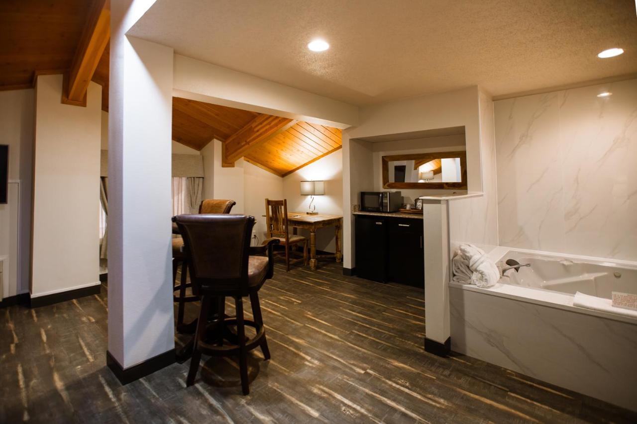 Ten Pin Inn & Suites Моузъс Лейк Екстериор снимка