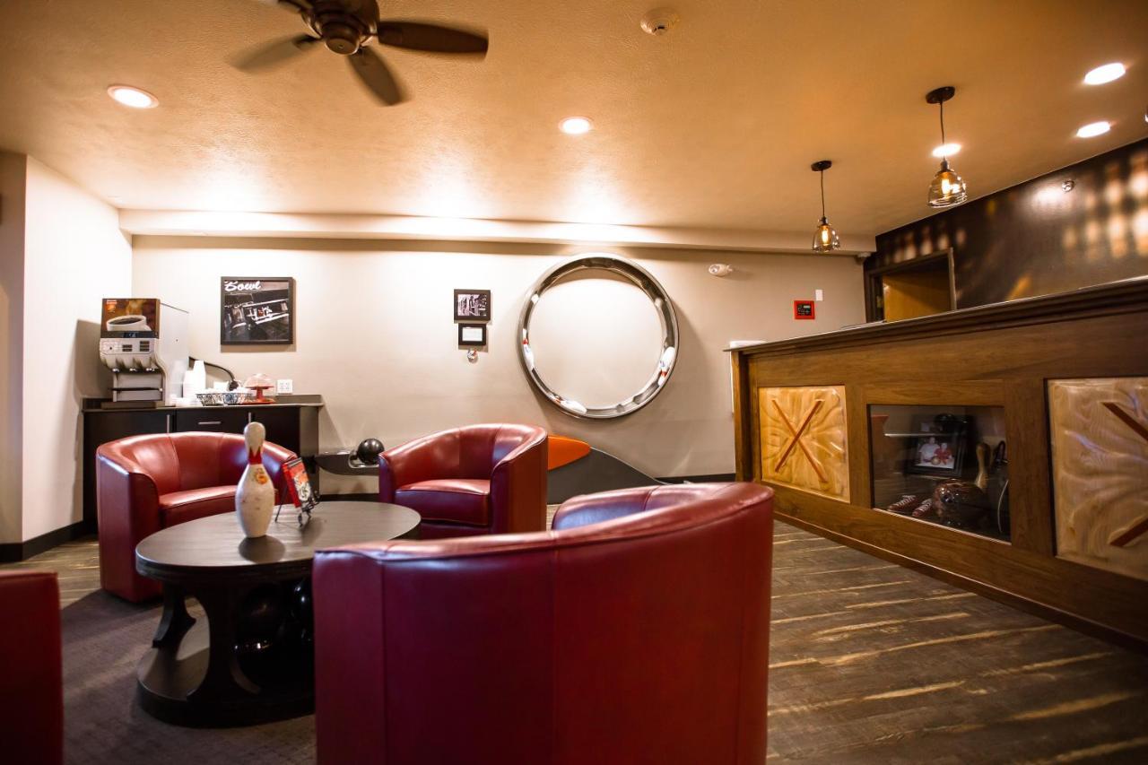 Ten Pin Inn & Suites Моузъс Лейк Екстериор снимка
