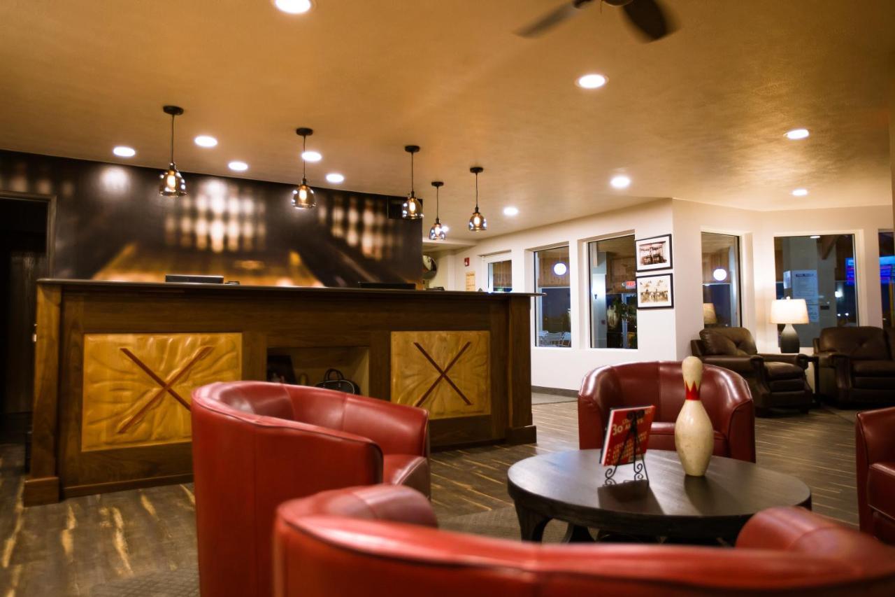 Ten Pin Inn & Suites Моузъс Лейк Екстериор снимка