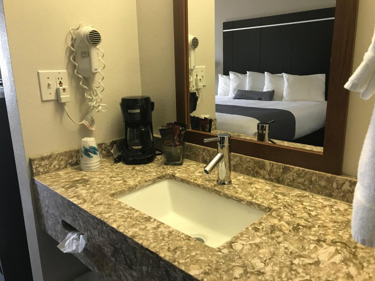 Ten Pin Inn & Suites Моузъс Лейк Екстериор снимка