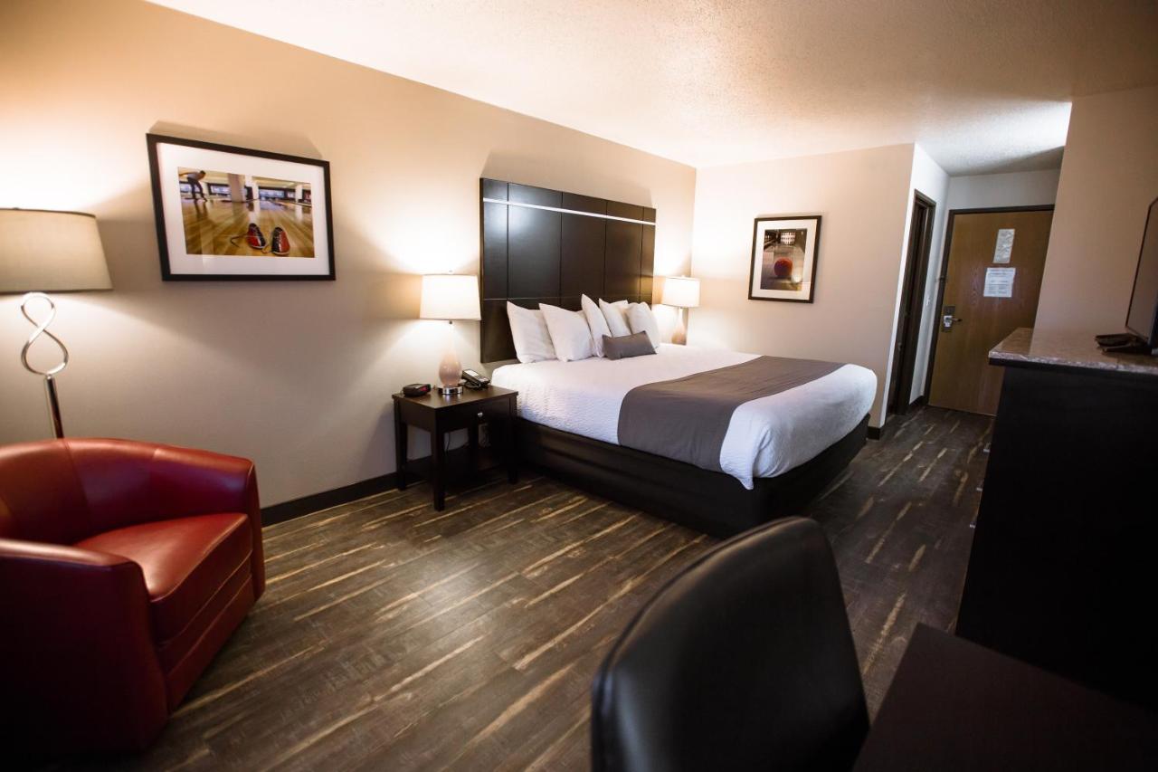 Ten Pin Inn & Suites Моузъс Лейк Екстериор снимка