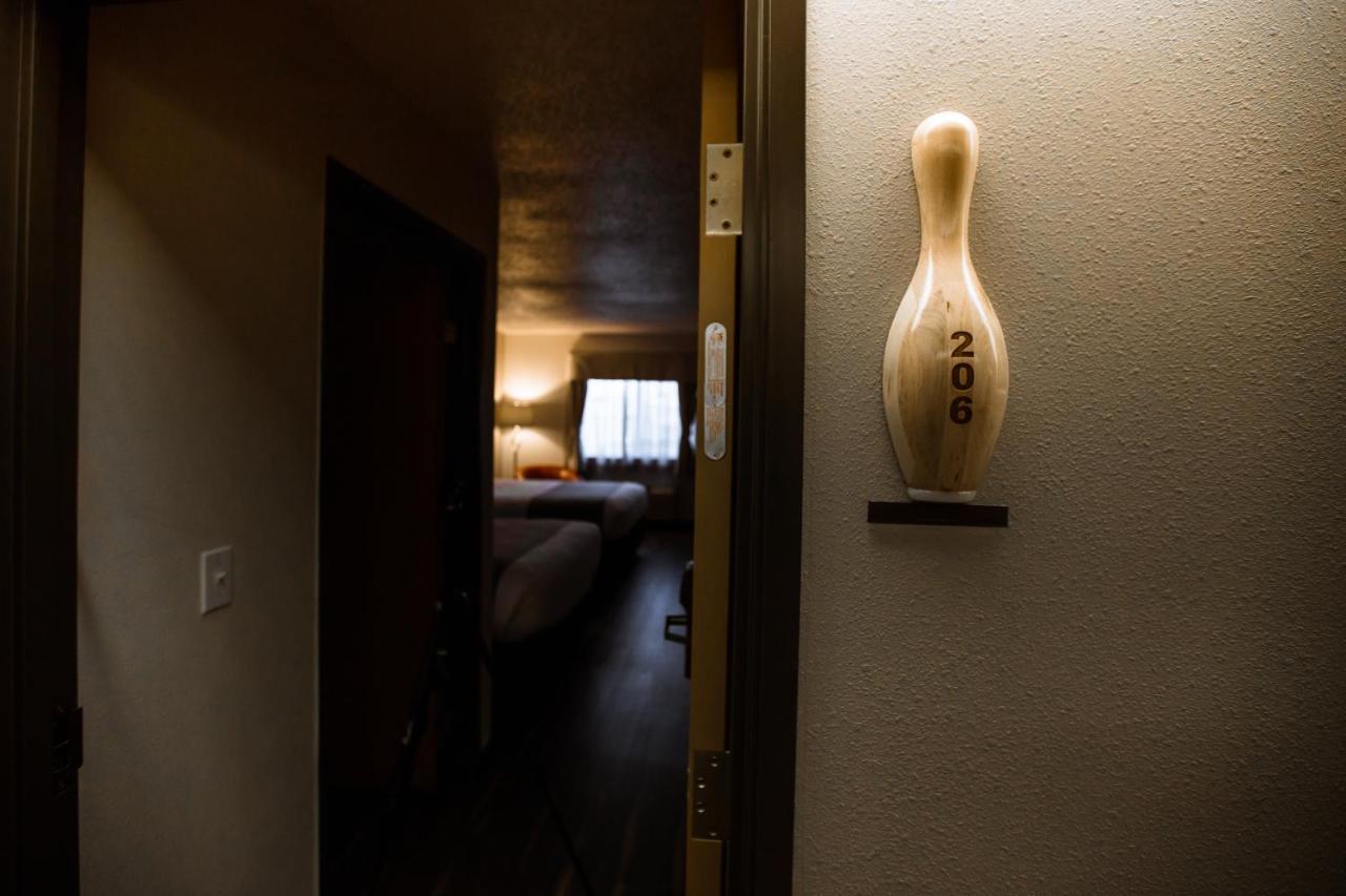Ten Pin Inn & Suites Моузъс Лейк Екстериор снимка
